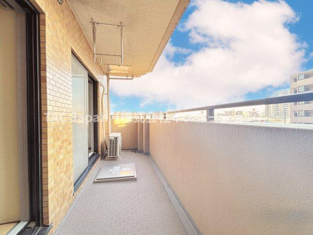 ライオンズマンション西船橋第３のバルコニー|～Balcony～
お洗濯物が思いっきり干せる陽あたり良好の奥行きのある真南に面したワイドバルコニー。前面に建物もないので風通し、眺望も抜群です。