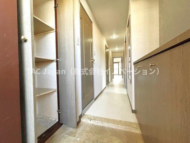 ライオンズマンション西船橋第３の玄関|玄関ホールがスッキリ広々としていると帰る時も出ていく時も気持ちが良い。来客を出迎える玄関が綺麗ならその家の印象が良くなる。
