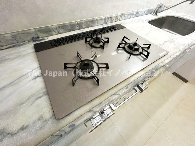 ライオンズマンション西船橋第３のキッチン|料理を楽しく作る性能とデザイン性を兼ね備えたキッチン。使い勝手の良いガラストップのコンロは楽しくお料理できお手入れもしやすいです。