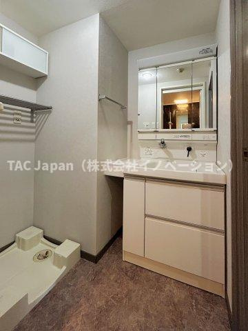 ライオンズマンション西船橋第３の独立洗面台|【パウダールーム】
三面鏡タイプの洗面化粧台を採用し、キャビネット収納はぎっしり色々な物を収納でき下部収納もございます。シャワーヘッドタイプを採用しておりますのでお掃除など楽々できます。