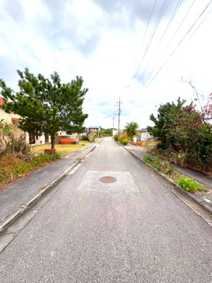 【前面道路含む現地写真】 | 今帰仁村諸志　ウッドデッキ付2LDK