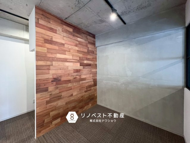 ライオンズマンション瓢箪山の洋室|ガラス窓からリビングの様子が見えます♪