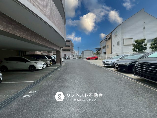 ライオンズマンション瓢箪山の駐車場|【リノベスト不動産】女性スタッフ・男性スタッフ共に活躍中！
