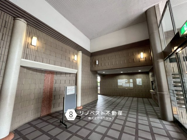 ライオンズマンション瓢箪山のロビー|【リノベスト不動産】弊社は近鉄大阪線・奈良線『布施』駅から徒歩2分の場所にございます♪
