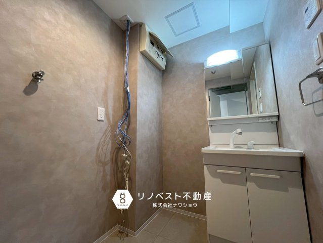 ライオンズマンション瓢箪山の洗面所|壁紙がお洒落な洗面室です◎収納棚を置くスペースも確保されております！