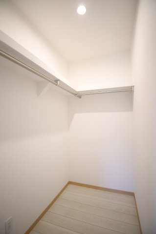 フルール花畑の収納|【人気物件】ウォークインクローゼット、収納から洋服も掛けれて、収納が豊富です。♪