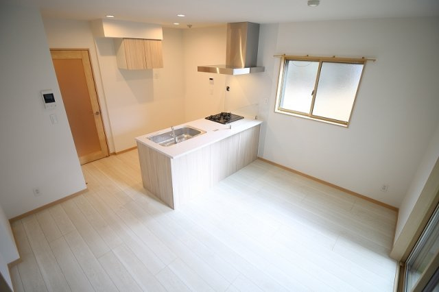 フルール花畑の居間・リビング|【人気物件】綺麗な室内、カウンターキッチン♪ＬＤＫ１０．６帖、やわらかな採光が快適な暮らしを彩ります♪