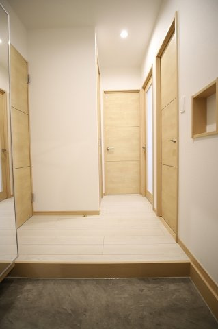 フルール花畑の居間・リビング|【人気物件】広々玄関♪シューズボックス、収納が豊富です。