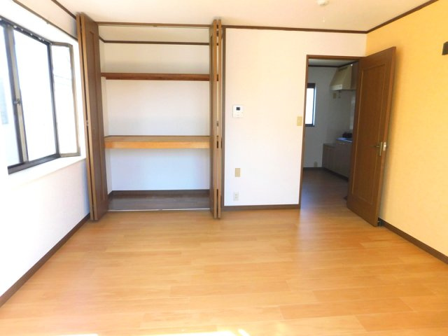 ひまわり館の洋室|【単身様へおすすめ物件】綺麗な室内、広々収納、一人の時間を満喫♪