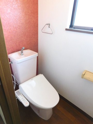 ひまわり館のトイレ|【単身様へおすすめ物件】トイレ（温水洗浄便座・手洗いカウンター付き）、とても綺麗で清潔感があります♪