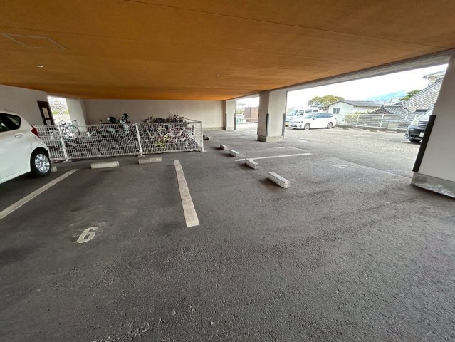 アサヒパレス港町の駐車場