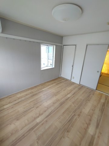 フレグランス三ツ相　B棟の洋室