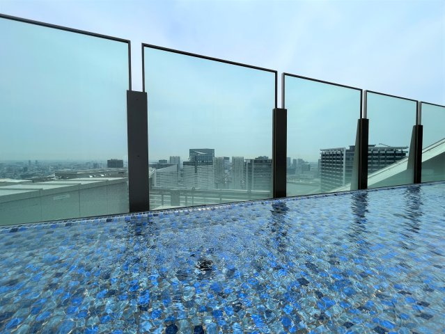 【共用施設 スカイデッキ】都心を一望する開放的な見晴らしと、せせらぎを奏でる水盤に囲まれた空間。