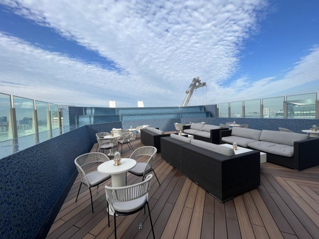 【共用施設 スカイデッキ】都心を一望する開放的な見晴らしと、せせらぎを奏でる水盤に囲まれた空間。