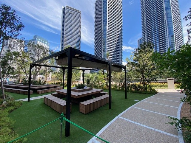 【敷地内　中庭】 　ビックテーブルを配し、カフェのようにくつろいだり さまざまなシーンを演出。
