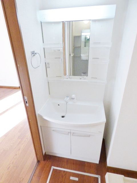 逗子市久木１丁目のアパートの洗面所|明るい洗面所です