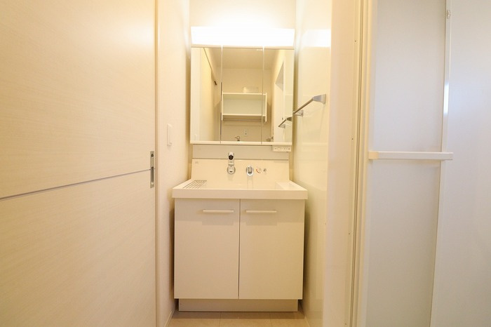 モンブランの独立洗面台|三面鏡付き洗面化粧台