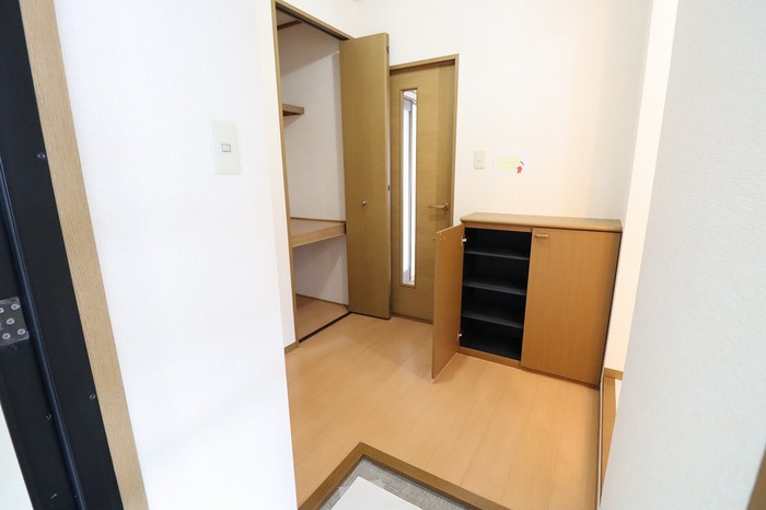 ハイカムール東台 ＡＢＣＤの玄関|シューズボックス・玄関物入れ