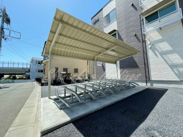 藤沢市城南１丁目のアパートのその他共用部分|風で倒れる心配がないラック付き駐輪場♪