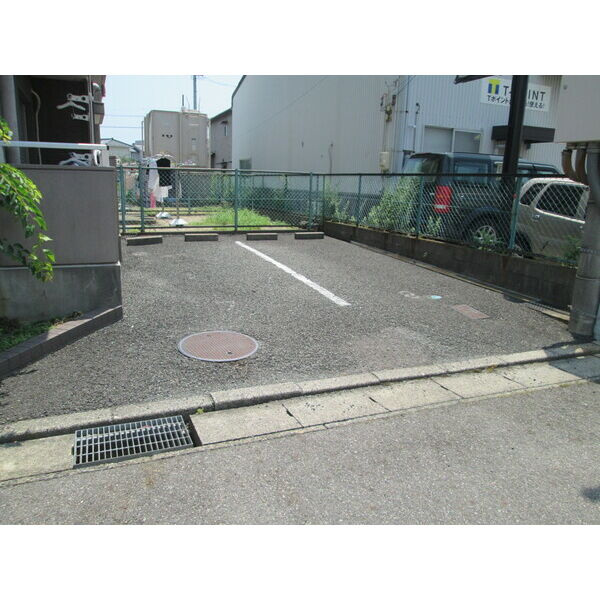 アクシス和宏の駐車場