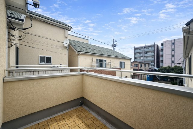 川口青木　中古戸建のバルコニー|やわらかな陽光と心地よいそよ風がそっと包み込むバルコニーで、コーヒーを片手にゆったりとひと息つく時間。日常の中に静かな特別感が広がり、心がほどけるひとときを楽しめます。