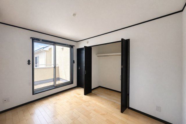 川口青木　中古戸建の洋室|クローゼットを備えた機能的な洋室。収納力に優れ、すっきりと整った空間を保ちやすく、住まい全体の心地よさを高めてくれます。日比谷線