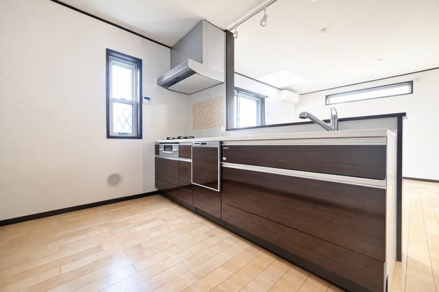 川口青木　中古戸建のキッチン|毎日の料理が楽しくなる、機能的でスタイリッシュなキッチン。収納も豊富で、すっきりとした空間を保ちながら、家族との会話が自然と生まれる心地よい場所です。