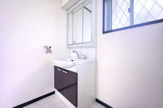 川口青木　中古戸建の独立洗面台|明るい洗面スペースは、使いやすさを徹底的に追求した設計です。忙しい朝も快適に自然と笑顔がこぼれる心地よいひとときを叶えます。毎日の身支度がスムーズに整う、家族みんなに優しい空間です。