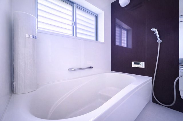 川口青木　中古戸建の浴室|家族みんなの疲れをやさしく包み込む、広々とした癒しのバスルーム。ゆったりとくつろげる空間で、日々のストレスもすっと解きほぐされる、心身ともにリラックスできるひとときをお届けします。