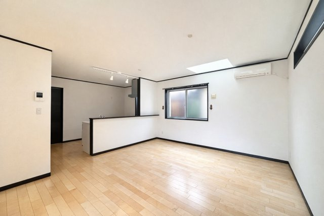 川口青木　中古戸建の居間・リビング|窓からこぼれる光に包まれたリビングは、空間のゆとりと心地よさを感じる特別な場所。朝のコーヒーも、家族との何気ない会話も、この空間にいるだけで豊かに感じられる──そんな、暮らしの中心がここにあります。