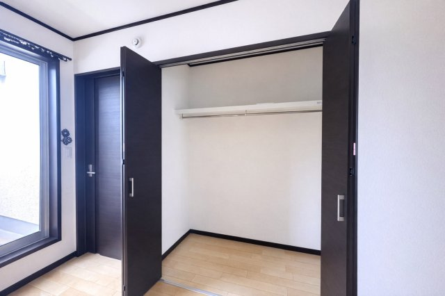 川口青木　中古戸建の収納|収納力抜群のクローゼットが、お部屋をいつもすっきりと整えてくれます。見た目も美しく、生活感を上手に隠しながら、快適で居心地の良い空間を実現。日々の暮らしをもっと豊かに彩ります。