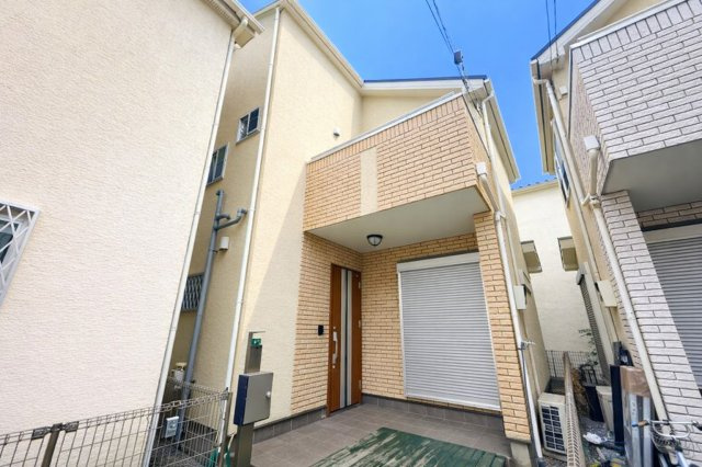 川口青木　中古戸建の外観|洗練されたフォルムと落ち着いた色調が、街並みにやさしく溶け込む佇まい。帰るたびに、心がふっと和らぐ外観です。