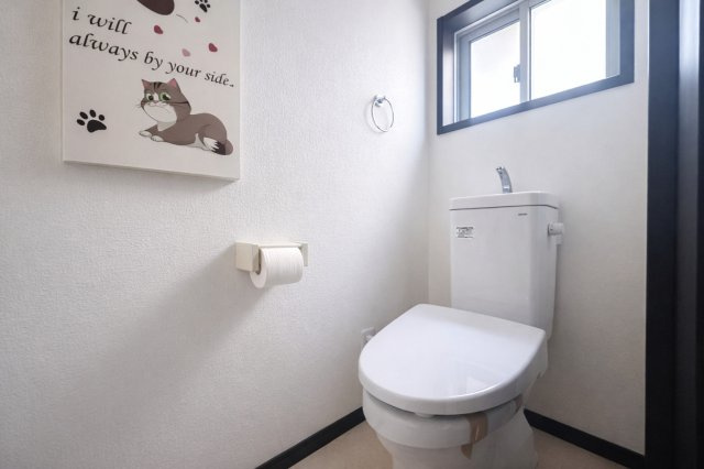 川口青木　中古戸建のトイレ|最新設備を備えたトイレは、快適性とスタイリッシュさを兼ね備えた空間。清潔感のある美しい内装とすっきりとしたデザインが、暮らしに心地よさをプラス。清潔・快適・美しさが調和した、上質なトイレ空間です。