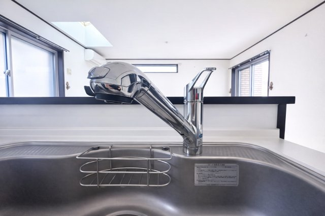 川口青木　中古戸建のキッチン|浄水機能付きの水栓は、安心でおいしい水がすぐ使える便利な設備。ハンドシャワーで使い勝手もよく、毎日の家事が快適になります。使い勝手と衛生面を両立した設計が、毎日の家事に小さな心地よさと楽しさをプラス。