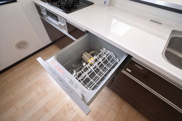 川口青木　中古戸建のキッチン|面倒な後片付けは食洗機におまかせ。空いた時間には、ソファでテレビを観ながらゆったりひと息。家事の負担を減らして、毎日に小さな余裕と心地よさをもたらします。