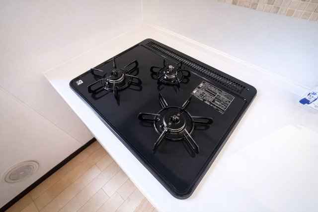 川口青木　中古戸建のキッチン|3口ガスコンロで、同時調理もスムーズに進み、時間を有効に使えるのがうれしいポイント。炒め物、煮込み、汁物など、複数の料理を一度に作れるので、忙しい朝や夕食の準備も効率よく進みます。