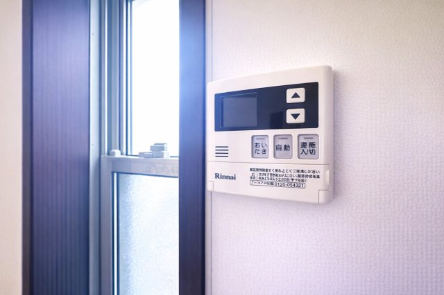 川口青木　中古戸建の発電・温水設備|ワンタッチ操作でお湯張りや追い焚きができるオートバスは、忙しい日々の中でも快適なバスタイムをサポート。湯温の調整や保温も自動で行えるため、いつでもちょうどいい温かさのお風呂が待っています。