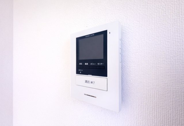 川口青木　中古戸建の防犯設備|リビングから来訪者の姿をしっかり確認できるモニター付きインターホンは、防犯性はもちろん、急な来客にも安心して対応できる心強い設備。ご家族の安全と安心な暮らしをそっと支えてくれます。