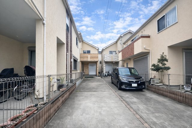 川口青木　中古戸建の駐車場|カースペース2台分確保。ご夫婦＋来客用や2台所有にも対応します。