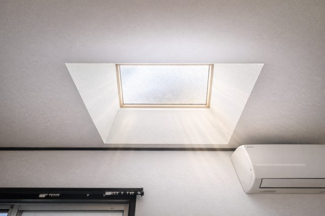 川口青木　中古戸建の設備|トップライトを備えたリビングは一日中明るく開放的な室内を演出します。