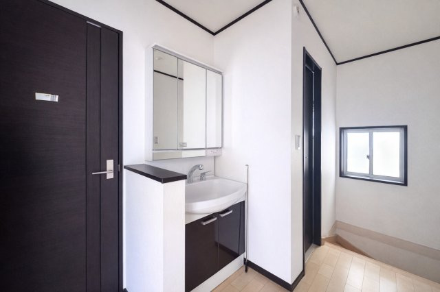 川口青木　中古戸建の独立洗面台|2階部分にも洗面台を設置、家族の朝をスマートにサポート。