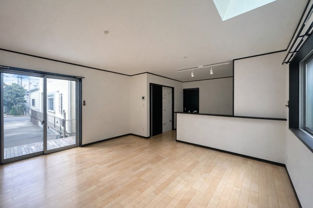 川口青木　中古戸建の居間・リビング|住まう人の感性に寄り添い、美しさと機能性が調和した寛ぎの空間です。日々の疲れを癒し、心からリラックスできる場所として、暮らしに豊かさと安心感をもたらします。