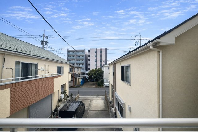 川口青木　中古戸建の展望|ルーフバルコニーに足を踏み入れれば、広がる空とそよぐ風が心をやさしくほどきます。日常の何気ない瞬間が、ここではかけがえのない特別な時間へと変わっていきます。