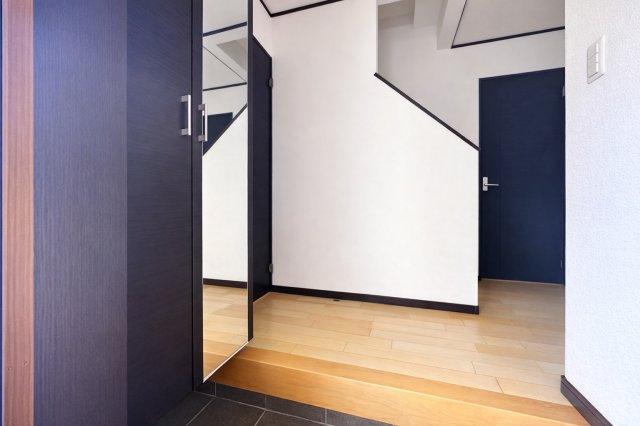 川口青木　中古戸建の玄関|落ち着いたデザインと広々とした空間が調和する玄関は、住まう人を温かく迎え入れます。毎日の出発と帰宅を心地よく包み込み、日常に上質なひとときをもたらしてくれる場所です。