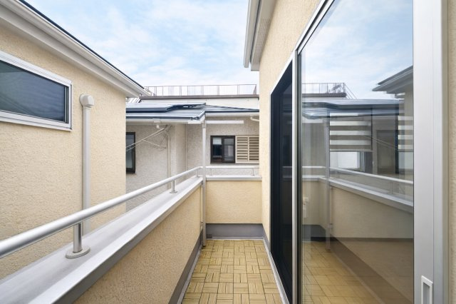 川口青木　中古戸建のバルコニー|やわらかな風がそっと頬をなで、空の広がりが日常を包み込むバルコニー。朝の光に目を細めたり、夕暮れの空にひと息ついたり──心がほどけるひとときが、ここにはあります。