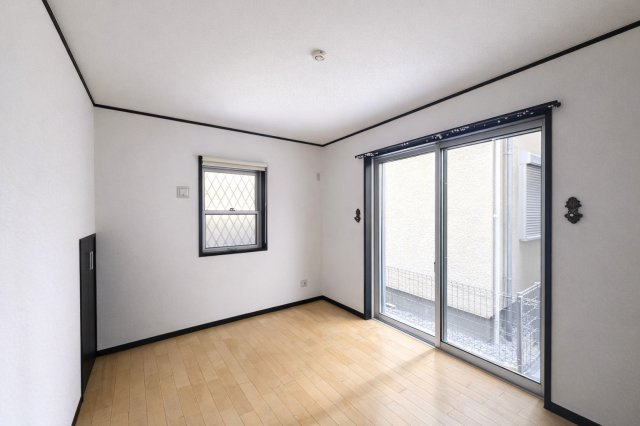 川口青木　中古戸建の洋室|明るさと落ち着きを兼ね備えた洋室。大きな窓から差し込む自然光が、心をやさしく満たしてくれる穏やかなプライベート空間です。