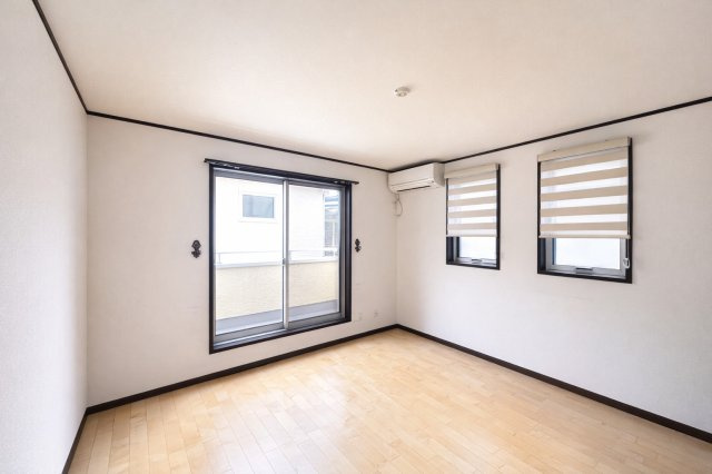 川口青木　中古戸建の洋室|余白のある空間は、暮らしの変化にしなやかに寄り添うキャンバスのような存在。朝の支度や夜のくつろぎ時間を、自分らしく彩りながら過ごせる場所がここにあります。