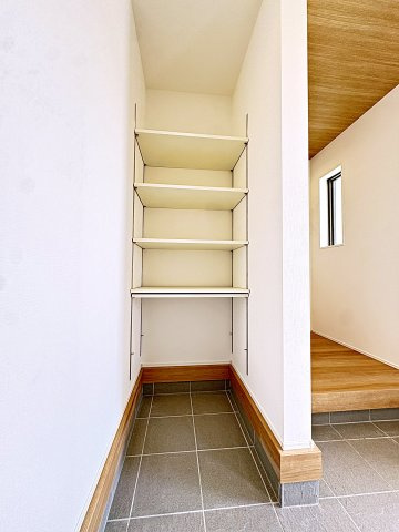 新築戸建・新築建売　郡山市安積四丁目　安積第三小・安積第二中の玄関|SIC付きなのでベビーカーやカー用品などの収納にも便利です！