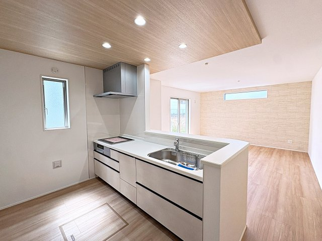 新築戸建・新築建売　郡山市安積四丁目　安積第三小・安積第二中の居間・リビング|キッチンの前にダイニングテーブルを設置すれば、お料理の配膳もスムーズです！
