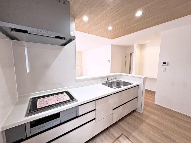 新築戸建・新築建売　郡山市安積四丁目　安積第三小・安積第二中のキッチン|キッチンはカウンターになっているのでリビング全体を見渡すことができます！
